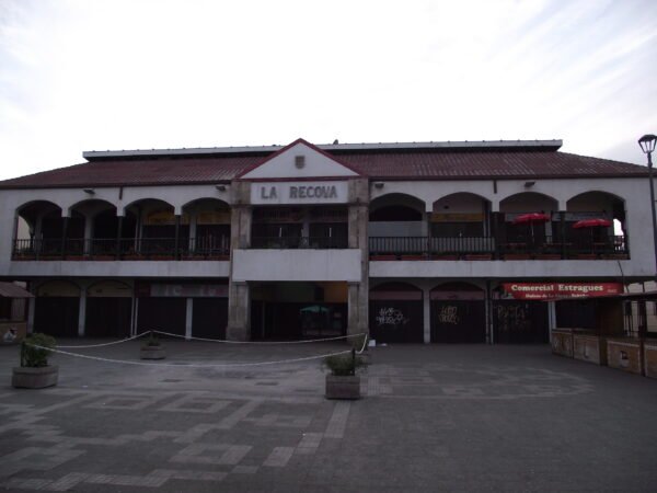 Fachada de La Recova, un icónico mercado en La Serena, conocido por su arquitectura colonial con arcos y balcones. El edificio de dos niveles alberga tiendas de artesanías, productos locales y restaurantes, destacando su importancia cultural y turística en la región.